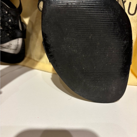 Carlos Santana Slingback Leather Sandal
Sexy style
Real leather
Wood 3” heel - Picture 9 of 9